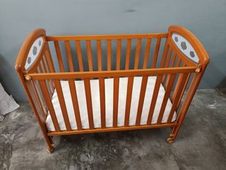 Cuna de madera para bebé