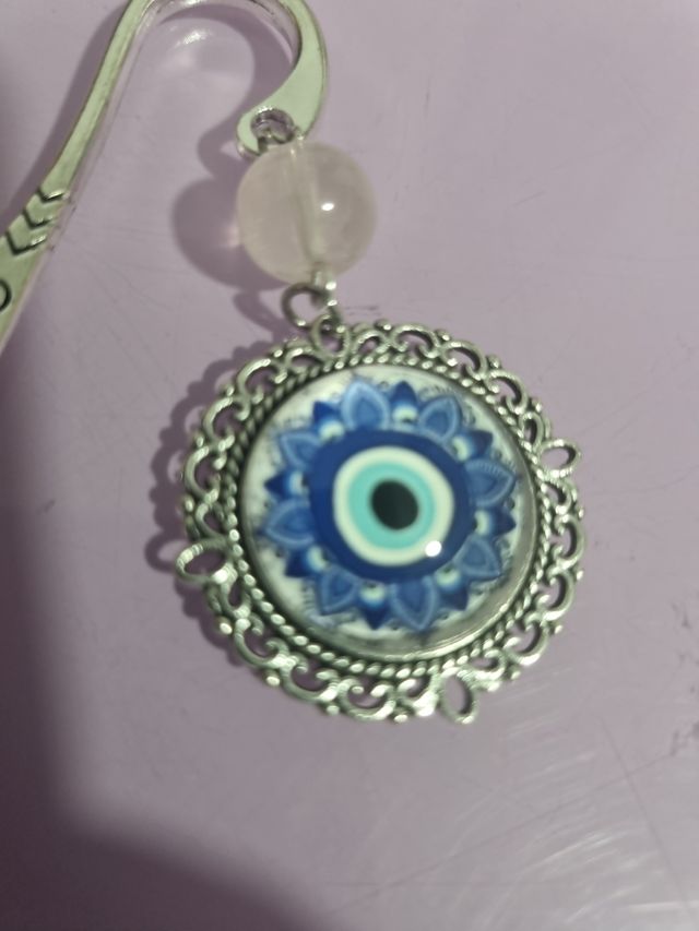 Marcapáginas plateado con ojo turco