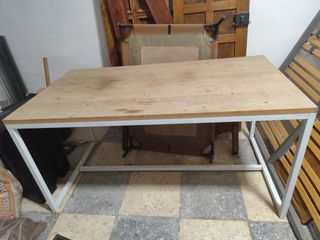 Mesa de madera y metal