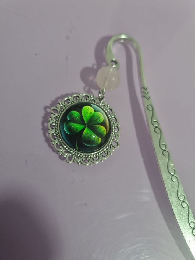 Marcapáginas plateado con trébol