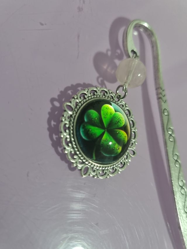 Marcapáginas plateado con trébol