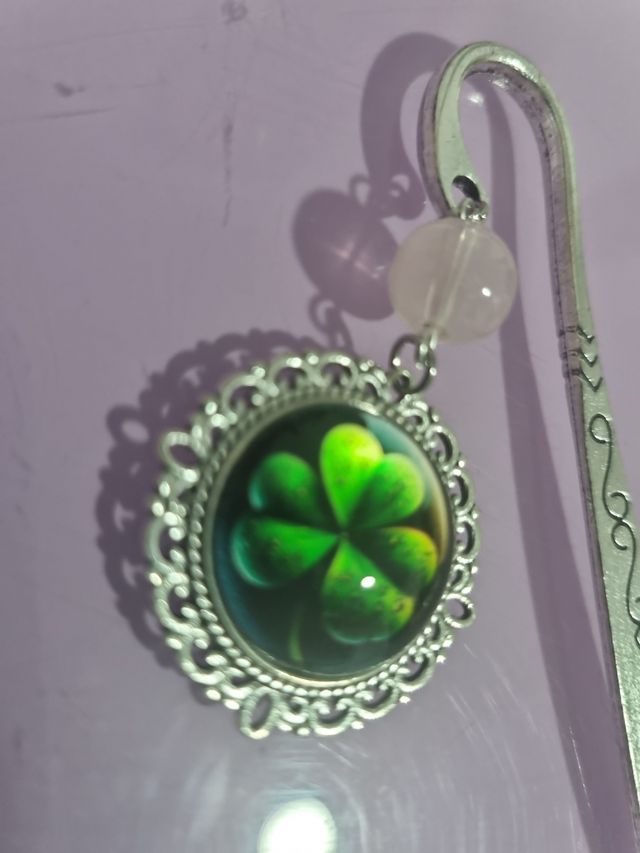 Marcapáginas plateado con trébol