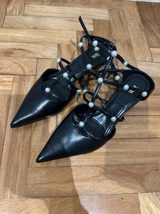 Zapatos negros Zara con perlas