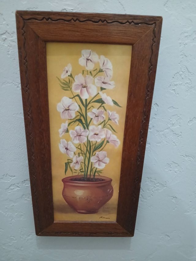 Cuadro de flores en maceta de terracota