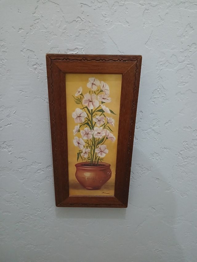 Cuadro de flores en maceta de terracota