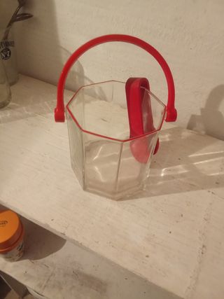 Cubitera y pinza de cristal y plástico