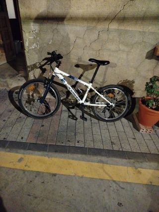 Bicicleta Rockrider Blanca y Azul
