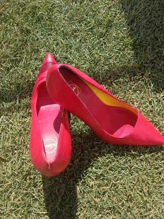 Zapatos de tacón rojos