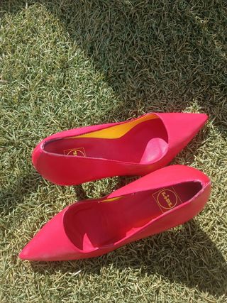 Zapatos de tacón rojos
