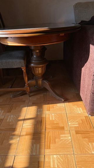Mesa de madera maciza con sillas