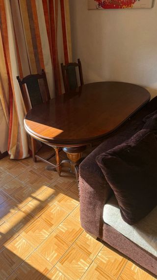 Mesa de madera maciza con sillas