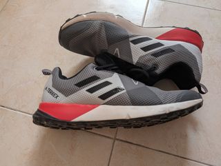 Zapatillas grises y rojas
