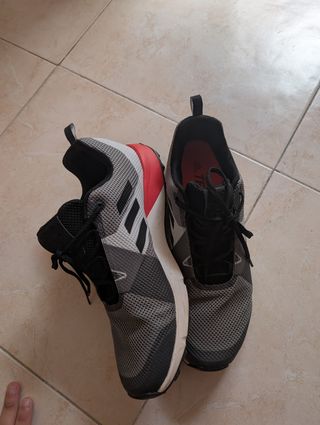 Zapatillas grises y rojas