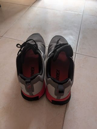 Zapatillas grises y rojas
