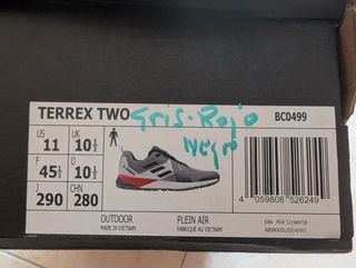 Zapatillas grises y rojas
