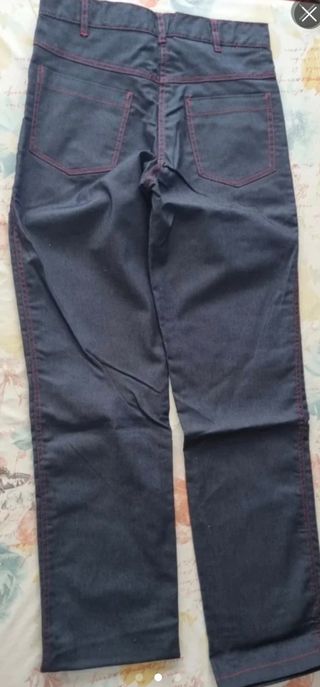 Pantalón vaquero azul con pespuntes