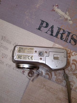 Cámara Digital Nikon Plateada