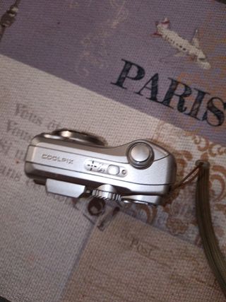 Cámara Digital Nikon Plateada