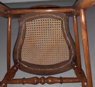 Silla inglesa antigua de rejilla en madera maciza