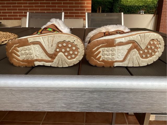 Botas infantiles de ante con forro de pelo.