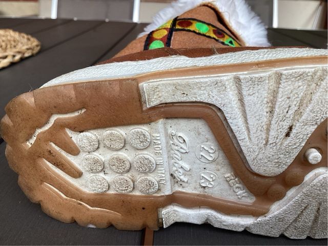 Botas infantiles de ante con forro de pelo.