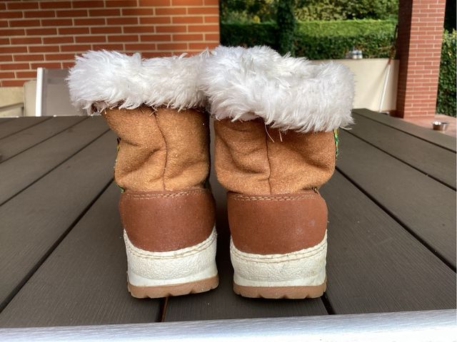 Botas infantiles de ante con forro de pelo.