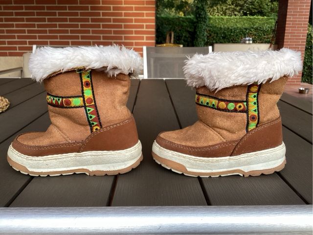 Botas infantiles de ante con forro de pelo.