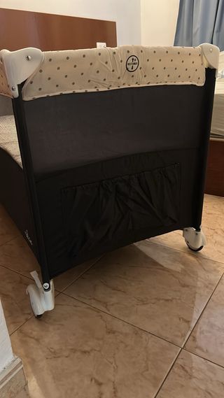 Cuna de viaje con estampado de lunares