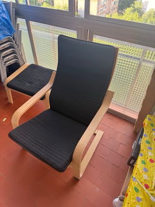 Sillón reclinable negro con reposapiés