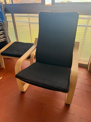 Sillón reclinable negro con reposapiés