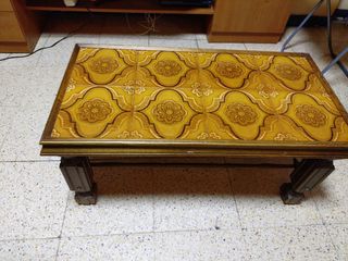 Mesa de centro antigua de azulejos y madera