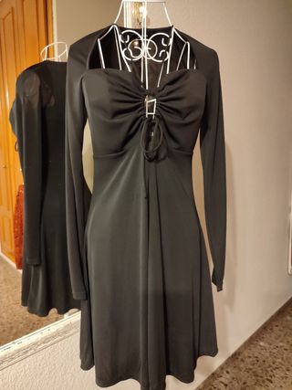 Vestido negro con escote y lazada