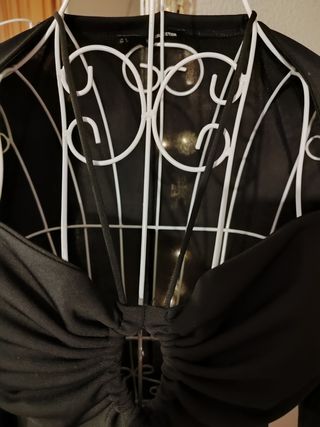 Vestido negro con escote y lazada