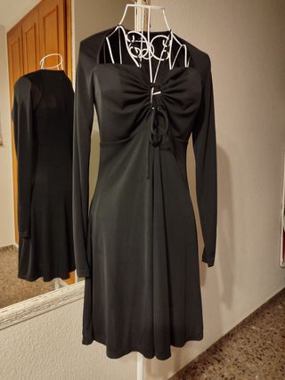Vestido negro con escote y lazada