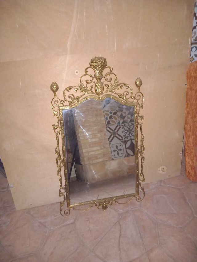 Espejo antiguo  bronce dorado con marco de metal