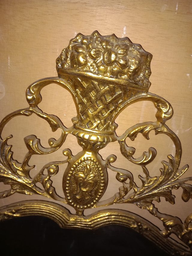Espejo antiguo  bronce dorado con marco de metal