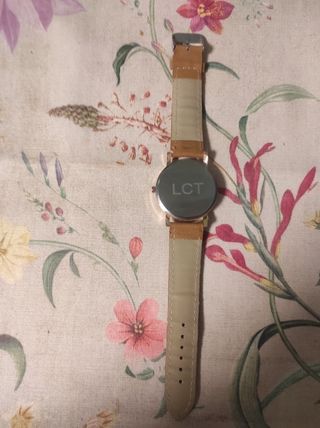Reloj fantasía con correa marrón