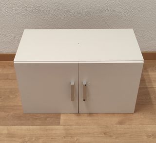 Armario blanco con puertas y tiradores