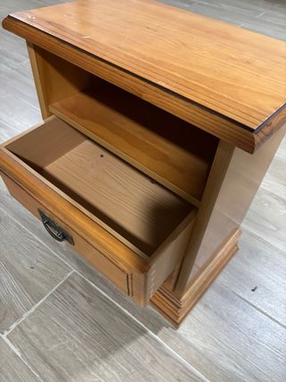 Mesita de noche de madera