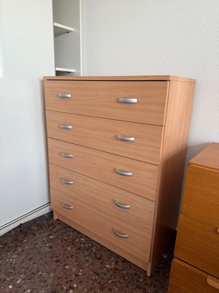 Cajonera de madera con tiradores plateados
