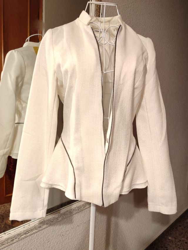 Chaqueta  blanca talla cómo una S es una L muy peq