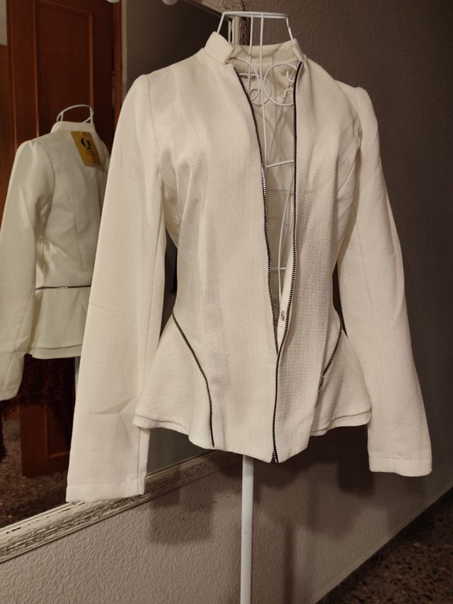 Chaqueta  blanca talla cómo una S es una L muy peq