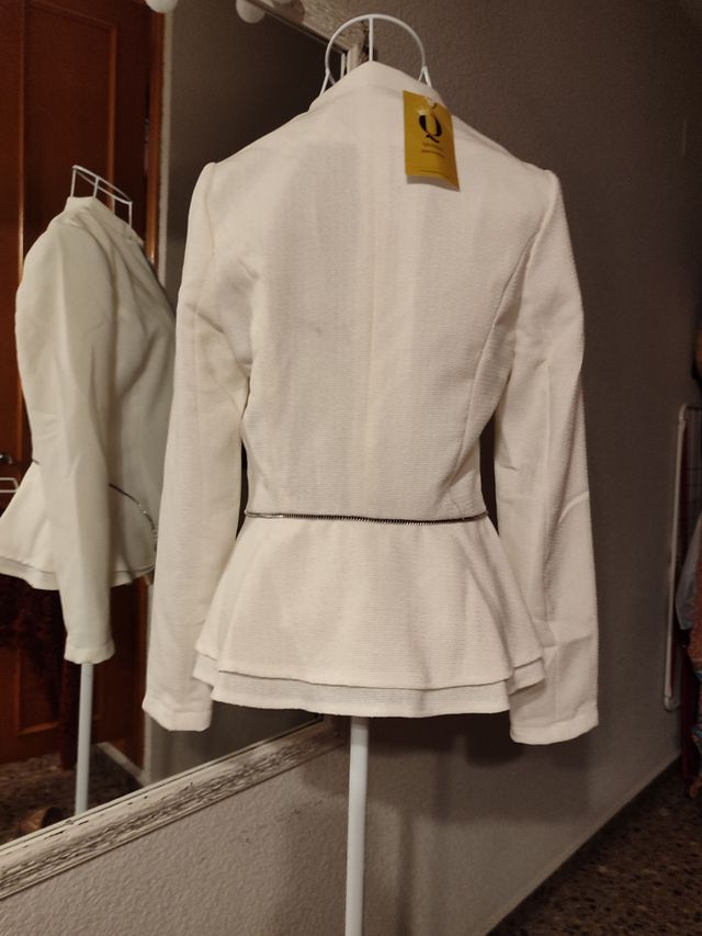 Chaqueta  blanca talla cómo una S es una L muy peq