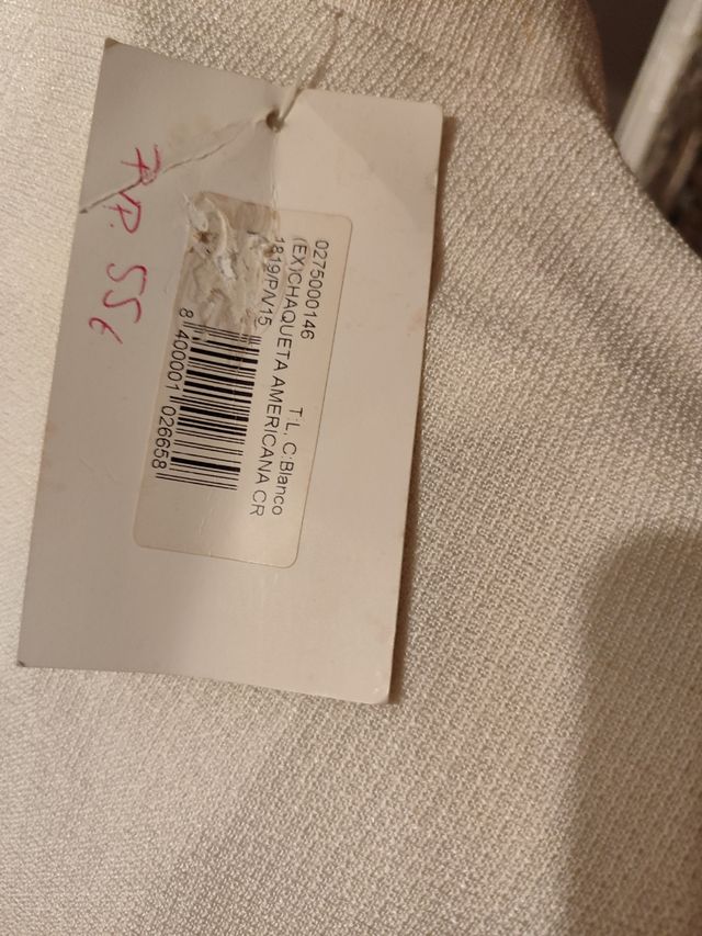 Chaqueta  blanca talla cómo una S es una L muy peq