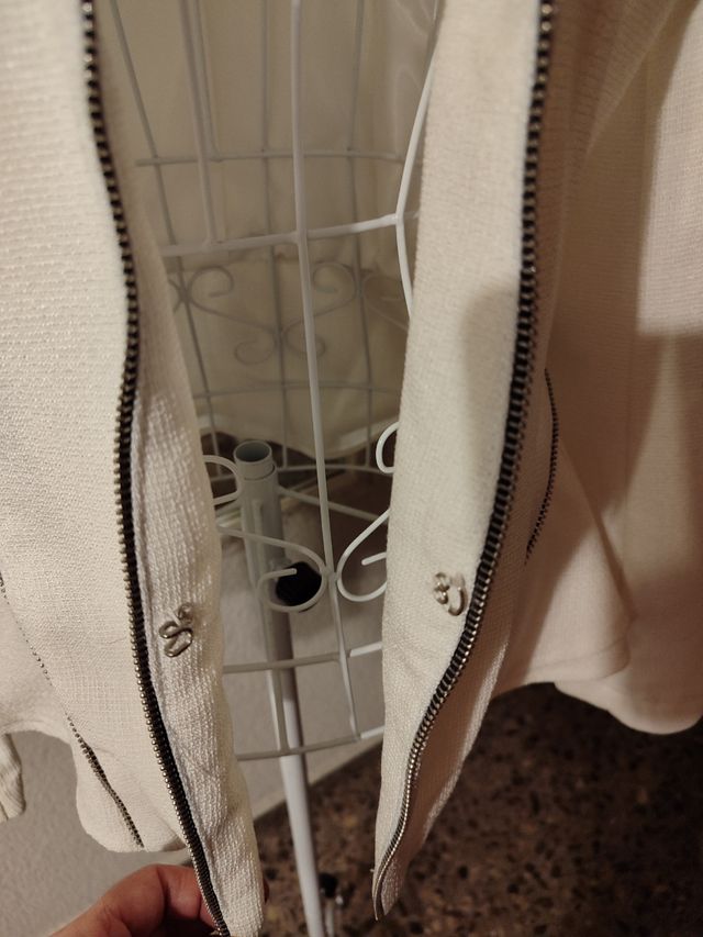 Chaqueta  blanca talla cómo una S es una L muy peq