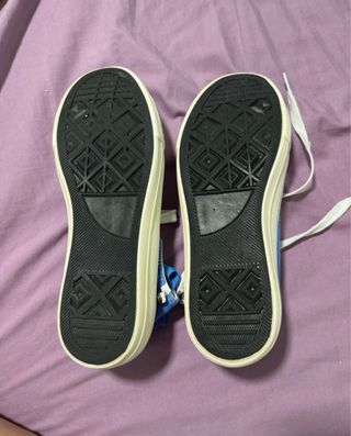 Zapatillas Converse azules y blancas