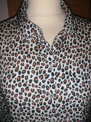 Blusa con estampado de leopardo