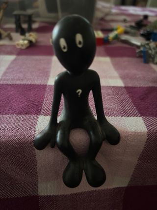 Figura negra decorativa con signo de interrogación
