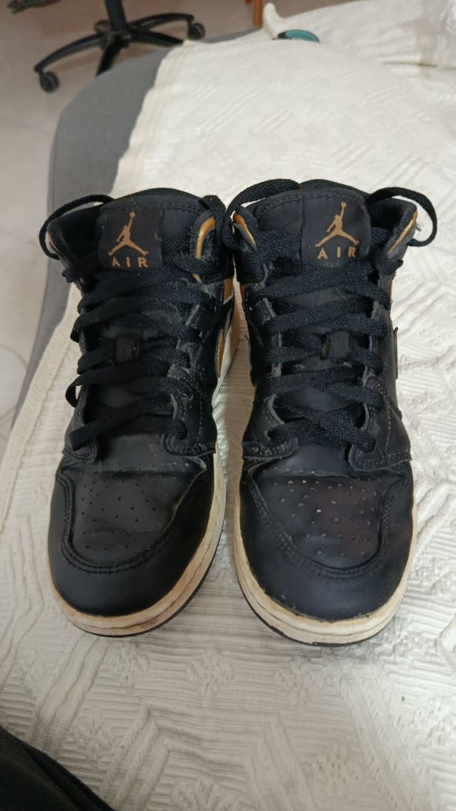 Air Jordan 1 Negro y Dorado