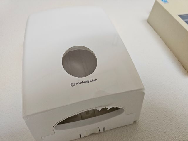 Dispensadores de papel blanco.